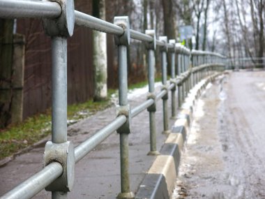 Yol kenarındaki bariyer siyah-beyaz sınırlayıcıyla