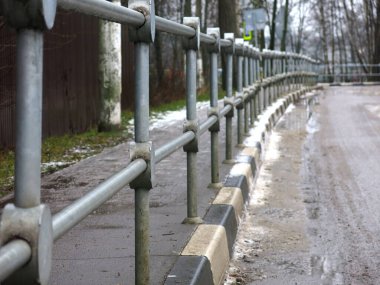 Yol kenarındaki bariyer siyah-beyaz sınırlayıcıyla
