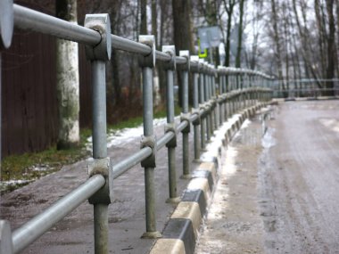 Yol kenarındaki bariyer siyah-beyaz sınırlayıcıyla
