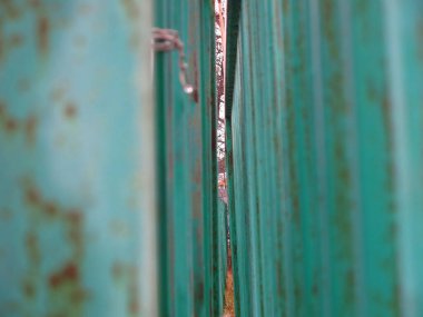 yeşil tırtıklı paslı metal yüzey, kapı ızgarası