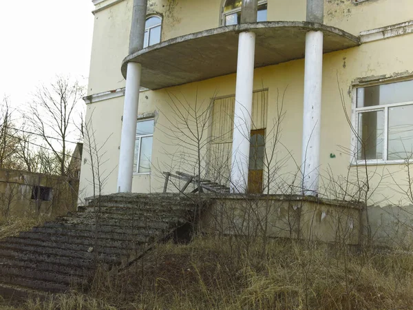 Ein Riesiges Verlassenes Haus Wird Zerstört Fäulnis Moos Auf Dem — Stockfoto
