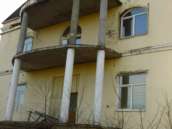 Ein Riesiges Verlassenes Haus Wird Zerstört Fäulnis Moos Auf Dem — Stockfoto