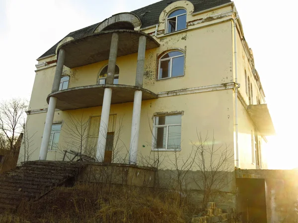 Huge Beautiful Abandoned Mansion Being Destroyed Rotting Moss Roof Plaster — Stock Photo, Image