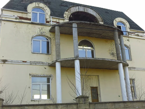 Huge Beautiful Abandoned Mansion Being Destroyed Rotting Moss Roof Plaster — Stock Photo, Image