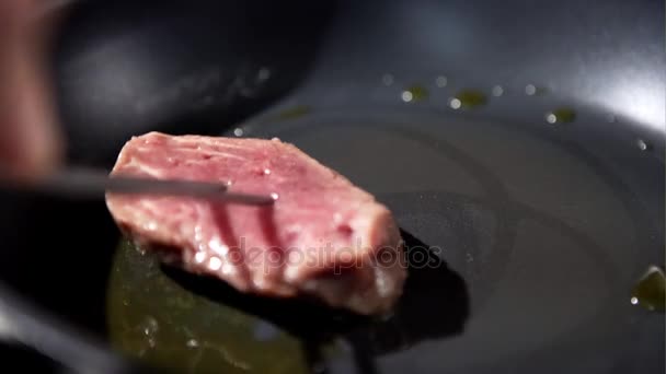 Twee filet mignon steaks worden gekookt — Stockvideo