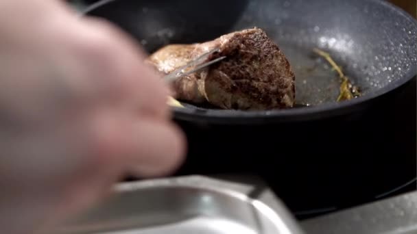 Kızarmış dilimleri bir öğle yemeğinde et tava — Stok video