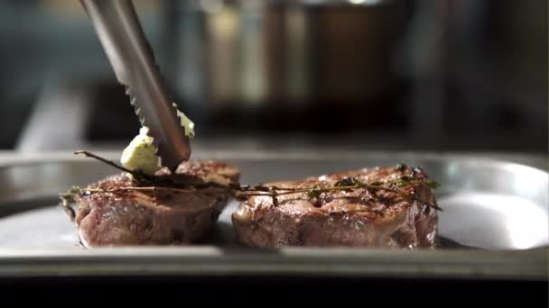 ステーキ スパイスとハーブを調理男性シェフの手を飾る. — ストック動画