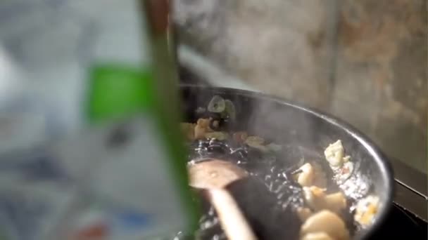 Deliciosa pasta de tinta de sepia con gambas en sartén — Vídeos de Stock