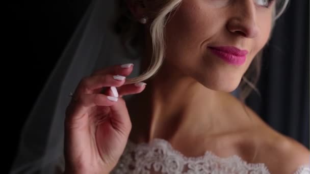 Close-up portret di giovane sposa — Video Stock