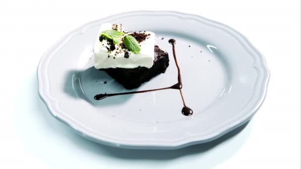 Brownie al cioccolato con gelato su sfondo chiaro — Video Stock