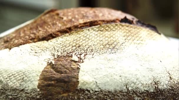 Close-up van traditionele brood. — Stockvideo