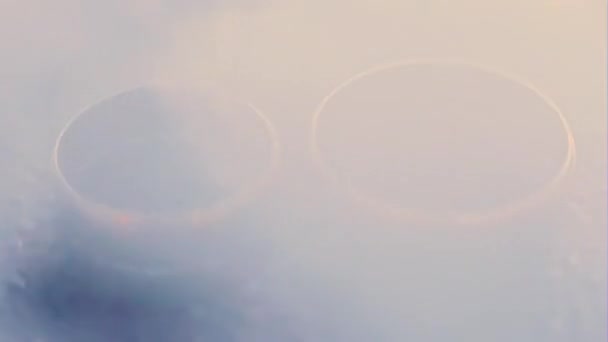 Snubní prsteny na pozadí kouře — Stock video