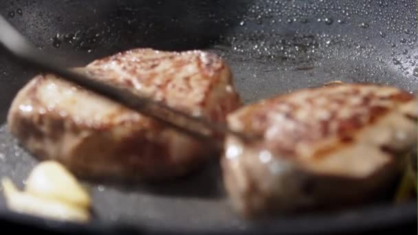 Chefs mano voltear la carne — Vídeo de stock