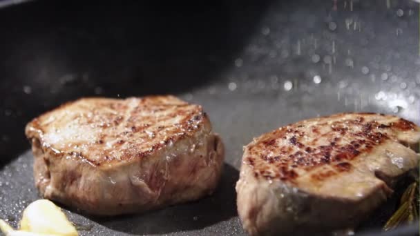 Яловичий стейк на сковороді на кухні . — стокове відео