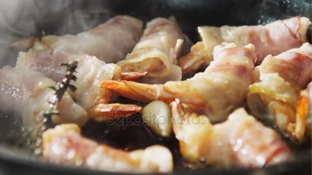 Shrimps with bacon on the pan — Stock Video