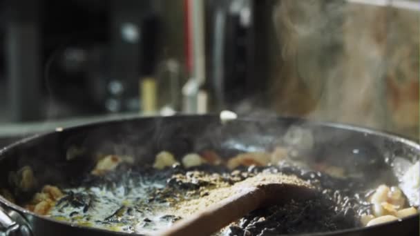 Smakelijke pasta met garnalen — Stockvideo