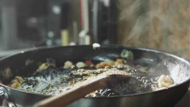 Pasta negra de tinta de calamar con camarones en sartén — Vídeo de stock