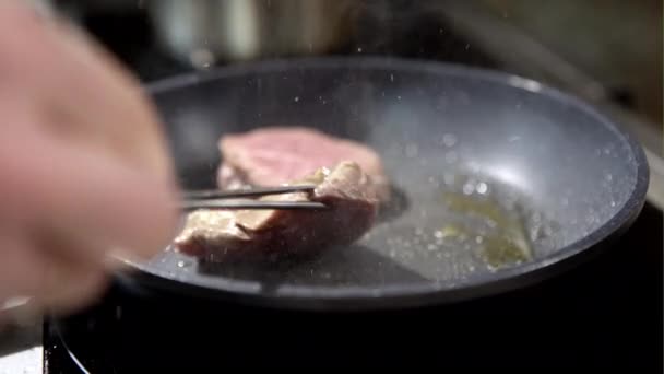 Стейк из говядины на сковороде — стоковое видео