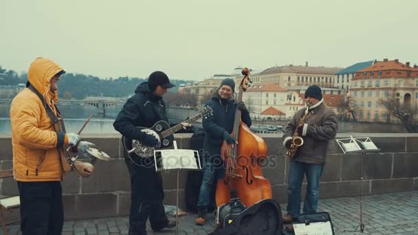 Πράγα, Τσεχική Δημοκρατία-Δεκέμβριος 24,2016: Τέσσερις αγνώστων δρόμου μουσικοί παίζουν τζαζ και λαϊκή μουσική. — Αρχείο Βίντεο