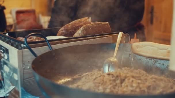 Острава, Чехия - 24 декабря 2016: вкусная уличная еда — стоковое видео