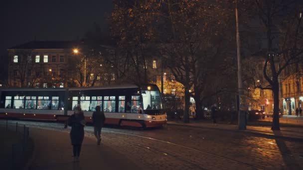 Praga, República Checa - 24 de diciembre de 2016: Tranvía moderno por la noche . — Vídeos de Stock