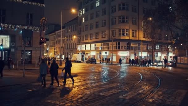 Praga, República Checa - 24 de diciembre de 2016: Calle por la noche — Vídeos de Stock