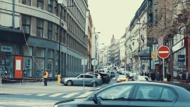Прага, Чешская Республика - 24 декабря 2016 года: центр города, люди делают свою рутину — стоковое видео