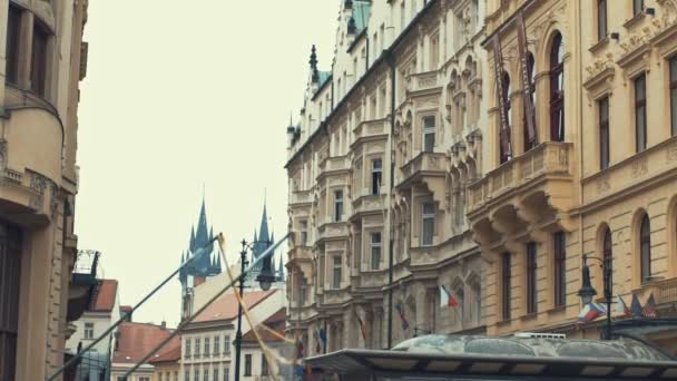 Prague, Tsjechië - 24 December 2016: een straat performer maakt zeepbellen - slow motion — Stockvideo