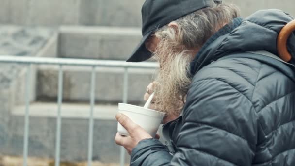 프라하, 체코 공화국-12 월 24 일, 2016: 오래 된 hungryb 남자 — 비디오