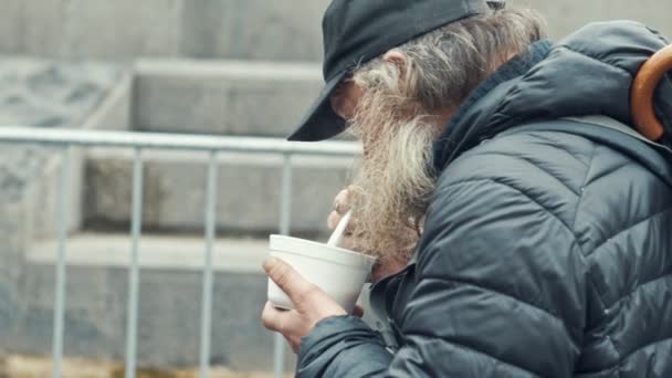 Prague, République tchèque- 24 décembre 2016 : Vieil homme affamé — Video