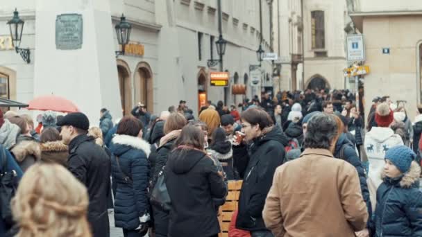 Prague, Çek Cumhuriyeti-Aralık 24, 2016: Bir şehir sokak - yavaş hareket insanlar kalabalık — Stok video