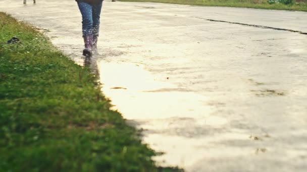 Persona caminando a través de charcos de agua de lluvia — Vídeos de Stock