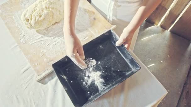 年轻的面包师手中撒上面粉形成谷物 — 图库视频影像