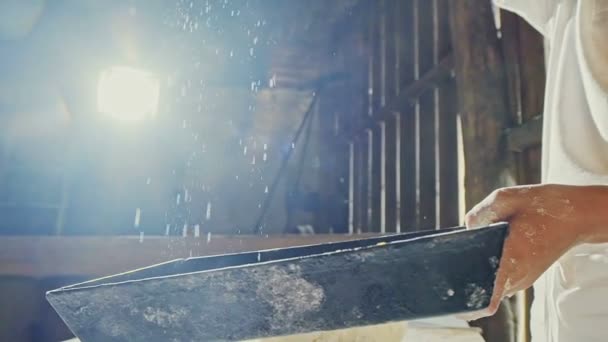 Farine dans un plateau métallique sur une table en bois — Video