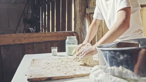 Fare la pasta da mani di ragazzo a panetteria — Video Stock