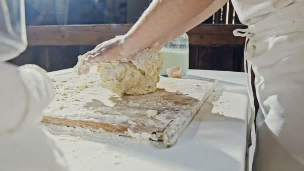 在面包店用小男孩的手做面团 — 图库视频影像