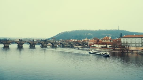 Panoramisch uitzicht op de Karelsbrug in Praag in een mooie zomerdag, Tsjechië — Stockvideo