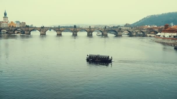 Praga, República Checa-24 de diciembre de 2016: El barco de viaje en Praga con el puente de Carlos — Vídeo de stock