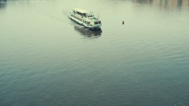 Prag, Tjeckien - 24 December 2016: båt på Vltara river i Prag, Tjeckien. — Stockvideo