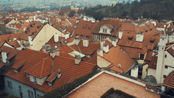 Prague, Tsjechië - 24 December 2016: Oude betegelde rode daken van Praag — Stockvideo