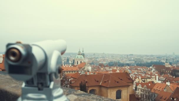 Skyline von Prag, der Hauptstadt der Tschechischen Republik - Panorama-Teleskop auf der Aussichtsplattform aus nächster Nähe. — Stockvideo