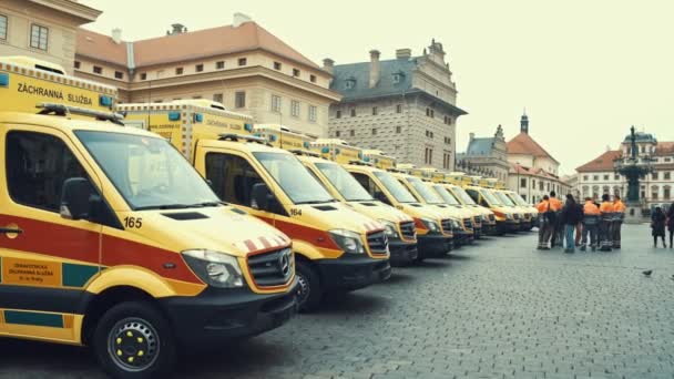 Prague, Czech Republic - December 22, 2016: Ambulances lined up in a row on the territory of Prague Castle — Stock Video