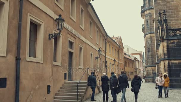 Prague, Tsjechië - 22 December 2016: toeristen in de buurt van de kerk St. Vitus — Stockvideo