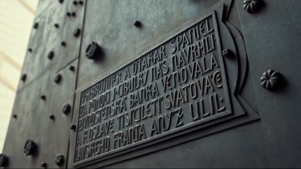 Прага, Чехия - 24 декабря 2016 г.: Таблица с историческими записями на двери церкви Св. Вита. Закрыть — стоковое видео