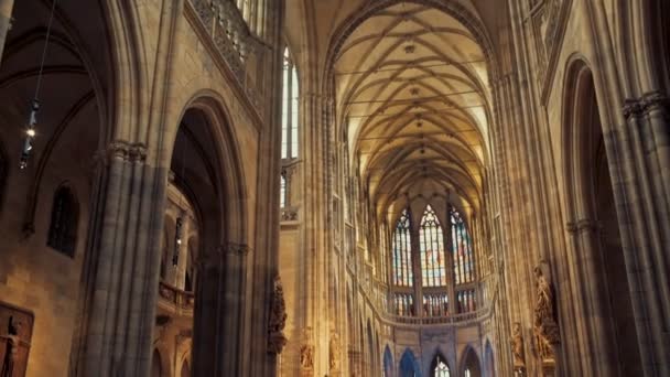 Praga, República Checa - 24 de dezembro de 2016: Catedral de São Vito em Praga, imagem interior com pouca luz — Vídeo de Stock