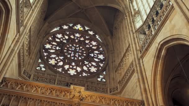 Praga, República Checa - 24 de dezembro de 2016: Catedral de São Vito em Praga, um lugar sagrado para os checos e um lugar para turistas. Catedral de dentro. República Checa . — Vídeo de Stock