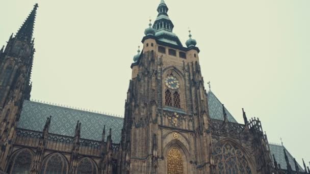 Prague, Tsjechië - 24 December 2016: Sint-Vituskathedraal in Praag, Tsjechië — Stockvideo