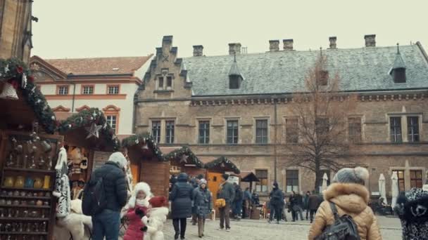 Prague, Tsjechië - 24 December 2016: volkeren op de komst van de beroemde kerstmarkt op de st. Vitus kathedraal vierkantje met kerstboom in Praag. 3 december 2016-Praag, Tsjechië. — Stockvideo