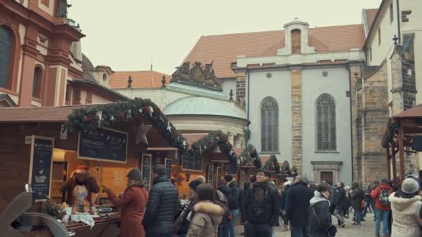 布拉格，捷克共和国-2016 年 12 月 24 日︰ 人民在著名的到来与圣诞树在布拉格老城广场圣诞市场 — 图库视频影像
