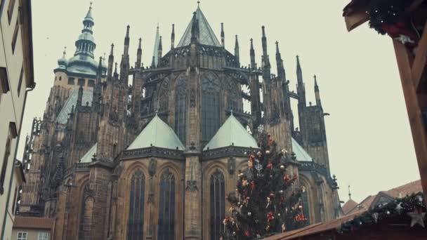 Prag, Tjeckien - 24 December 2016: folk på berömda tillkomsten Julmarknad på St Vitus cathedral Square med julgran i Prag — Stockvideo